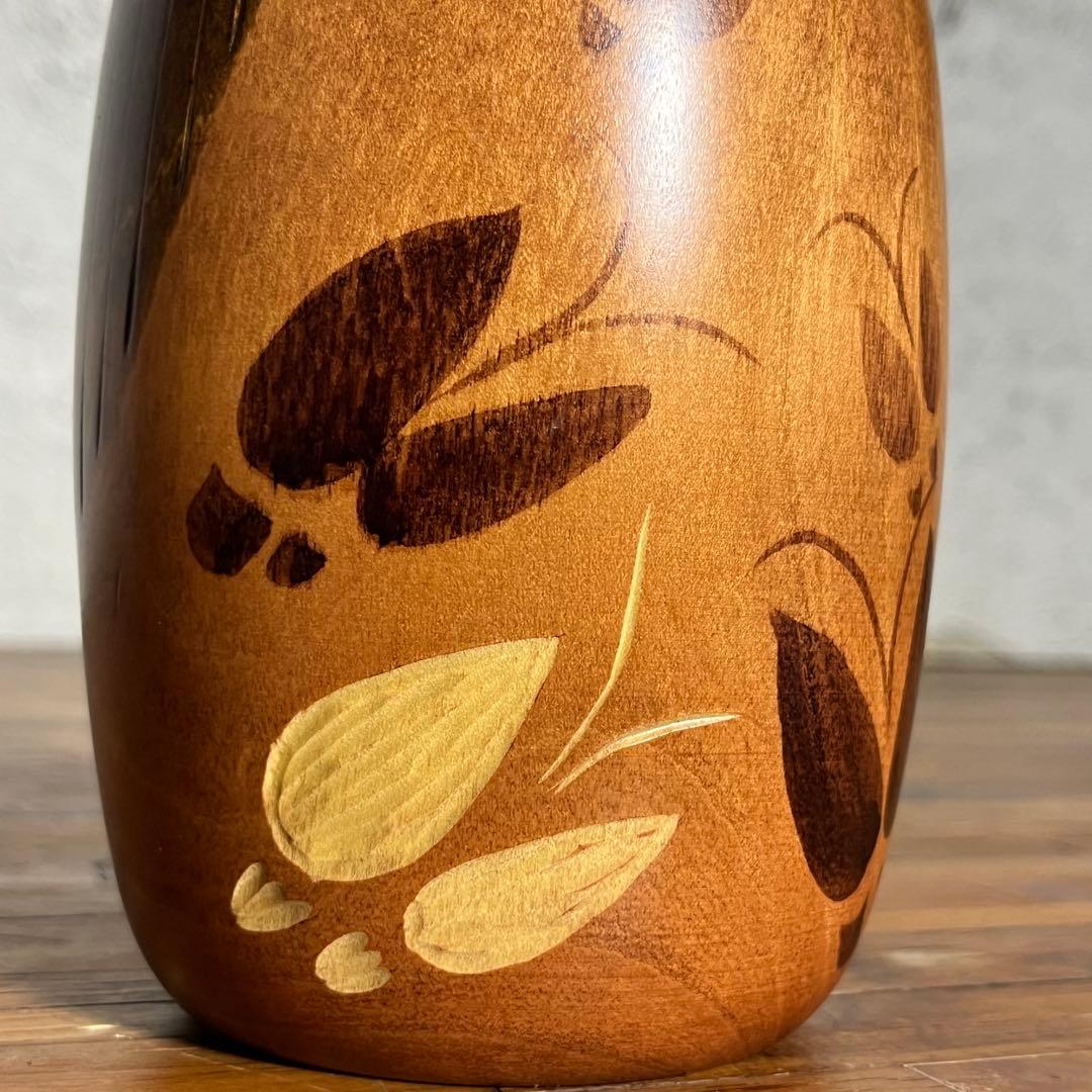 卯三郎こけし「岡本卯三郎作」蝶と着物 微笑みこけし 約17cm 工芸品 創作