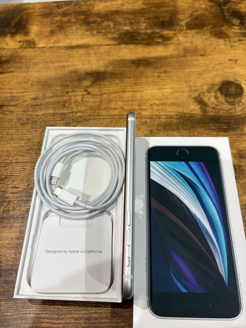 Apple iPhone SE (第2世代) 本体　WHITE 64GB