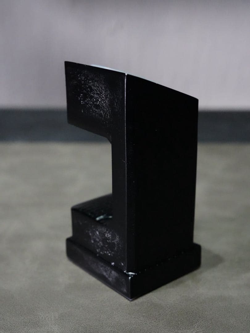 漆黒ソリッド！ムケオムントル 腕時計スタンド