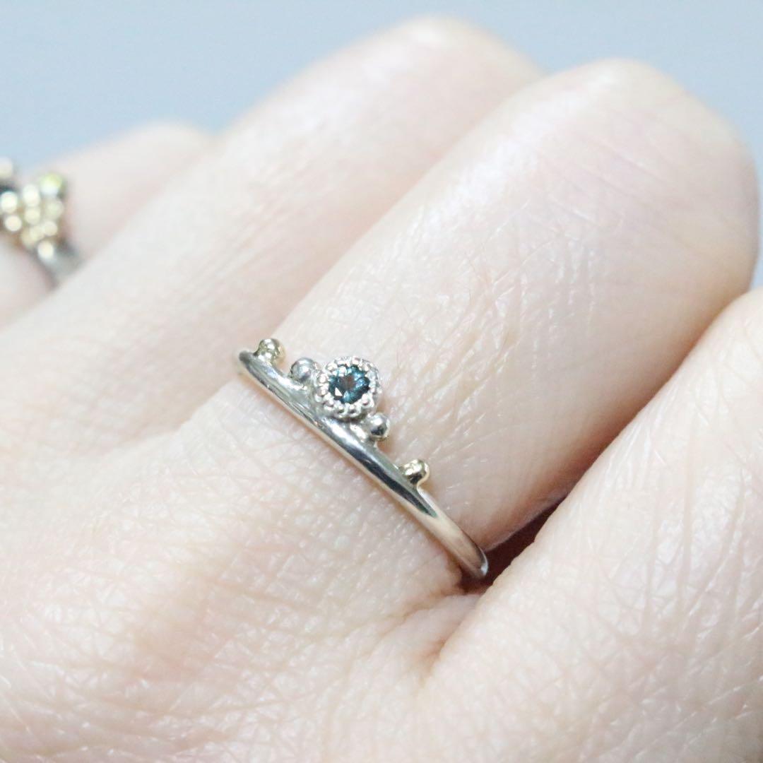 小さな王冠のような青緑色カラーチェンジガーネットミル打ち粒々シルバーリング10号