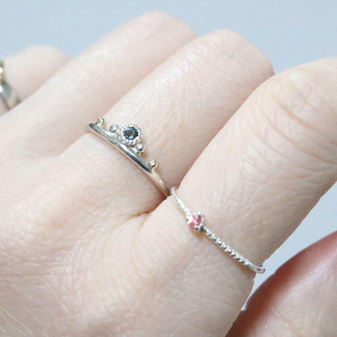 小さな王冠のような青緑色カラーチェンジガーネットミル打ち粒々シルバーリング10号