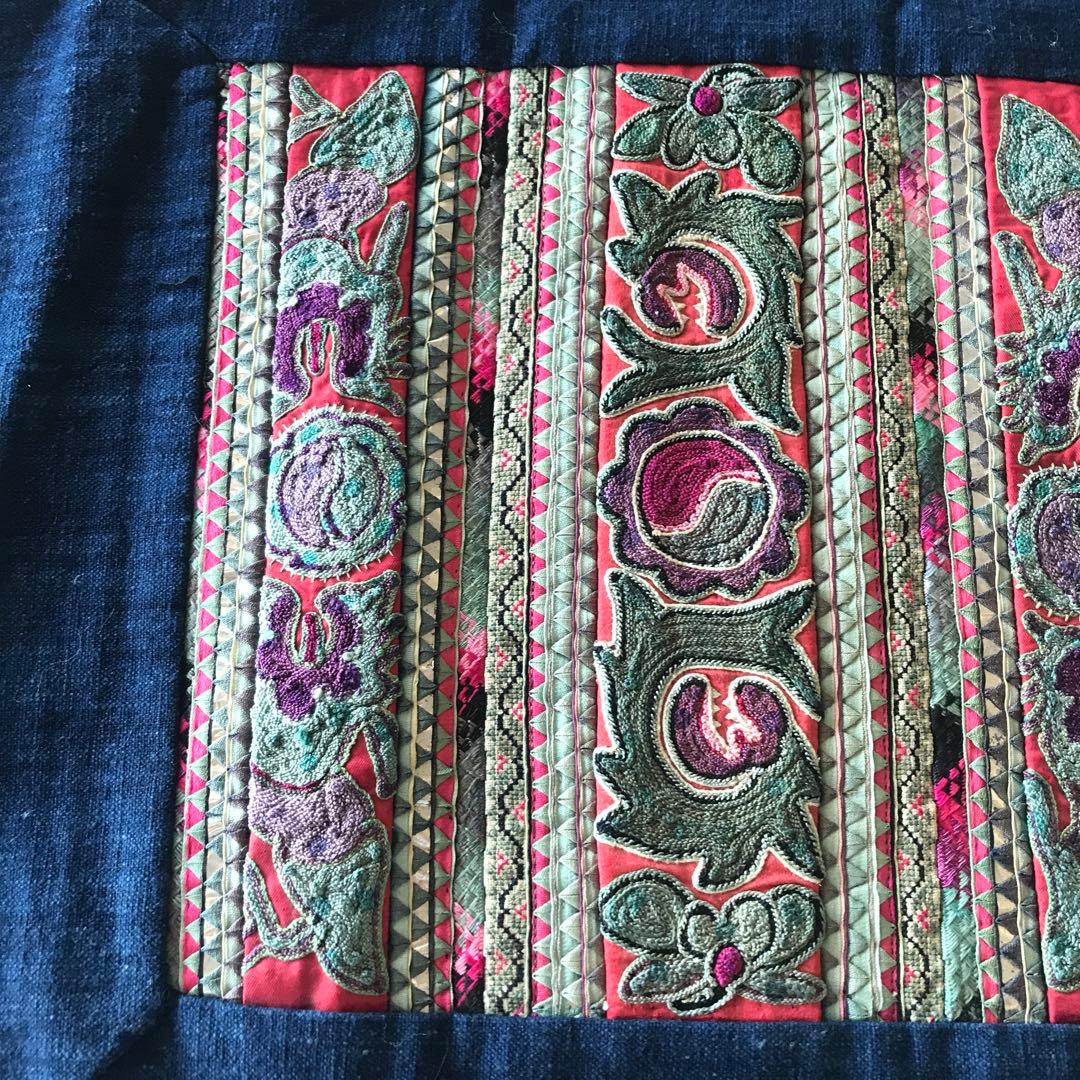 チベット製　ラサ　手縫い　ハンドメイド　刺繍入りダークブルー布地　アート