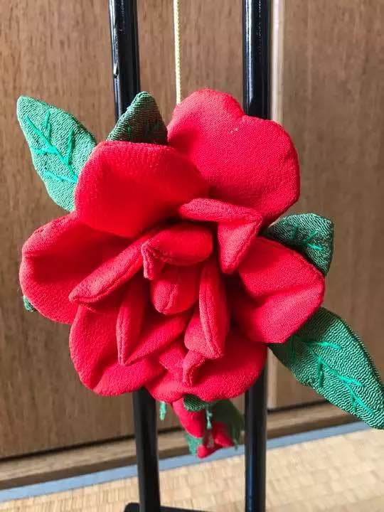 つるし飾り（赤い薔薇の花）